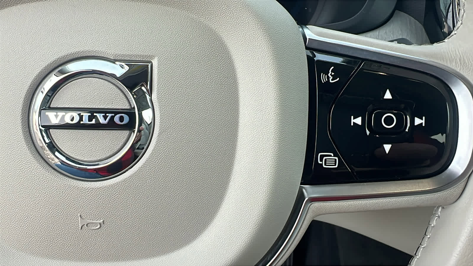 Used 2023 Volvo XC60 B6 Ultimate w/ Climate Package image 20