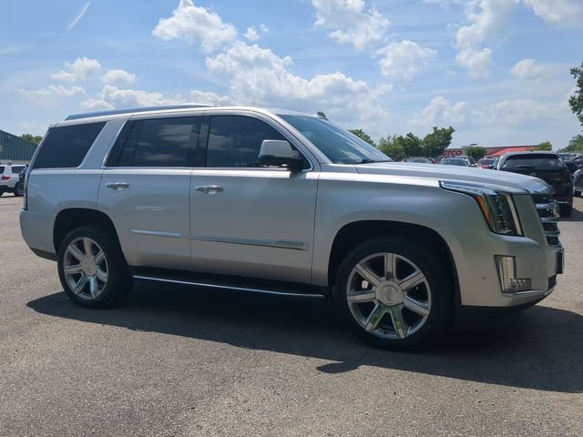 Used 2020 Cadillac Escalade Luxury AWD/4WD image 2
