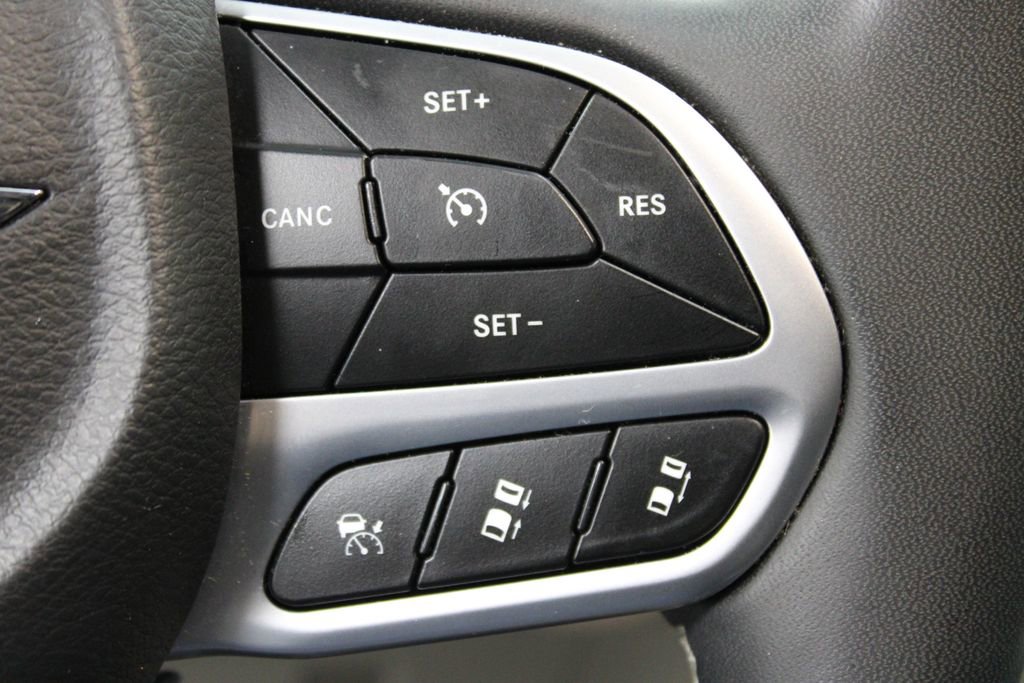 Used 2024 Chrysler Pacifica Touring-L image 27