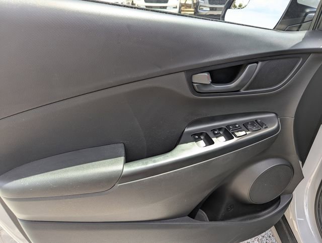 Used 2022 Hyundai Kona SE image 17