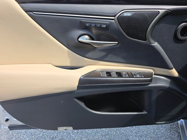 Used 2019 Lexus ES 300h Ultra Luxury w/ Accessory Package 2 FWD image 24