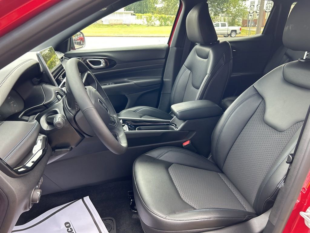 Used 2025 Jeep Compass Latitude w/ Sun & Sound Group image 23