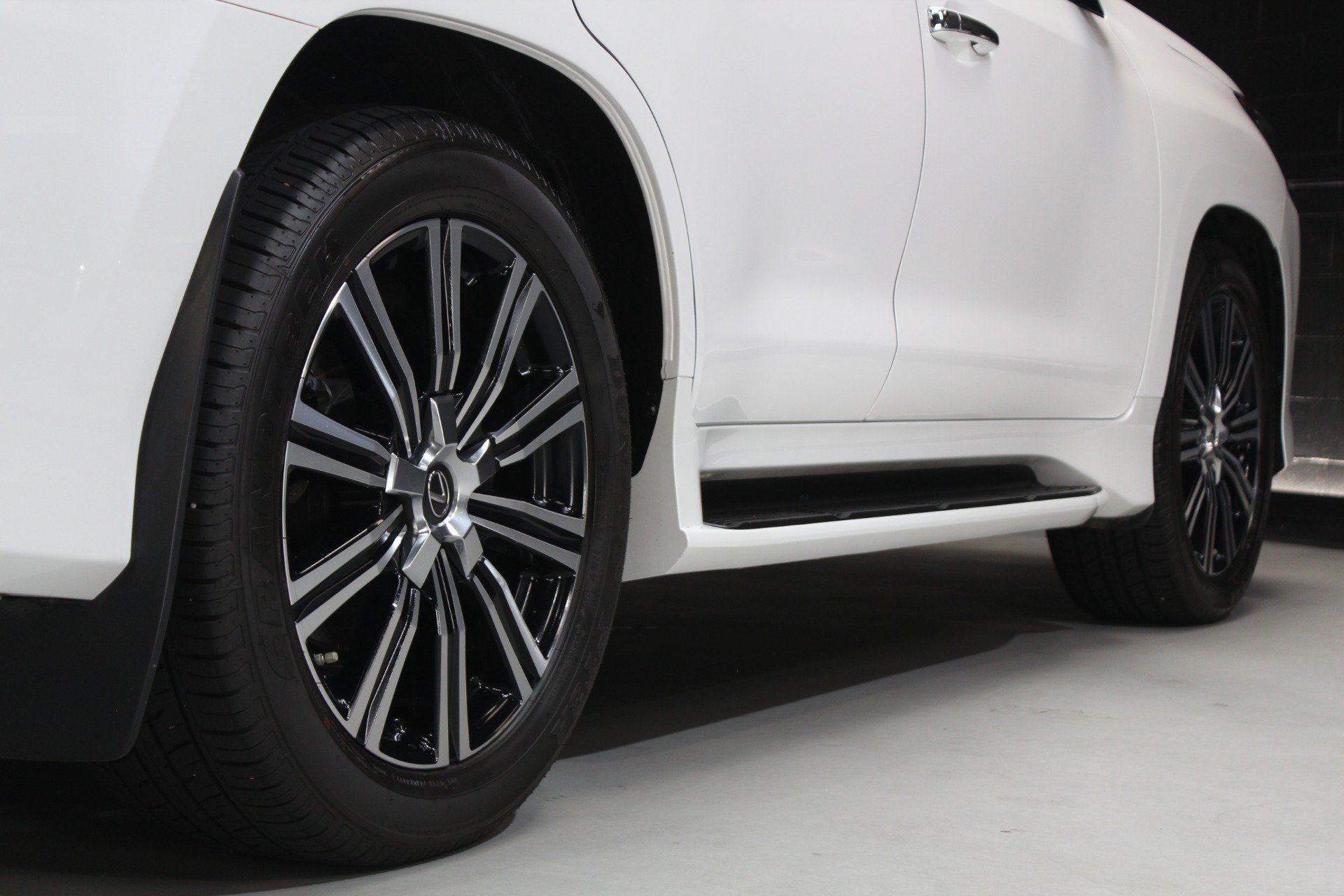 Used 2021 Lexus LX 570 4WD w/ Luxury Package image 21