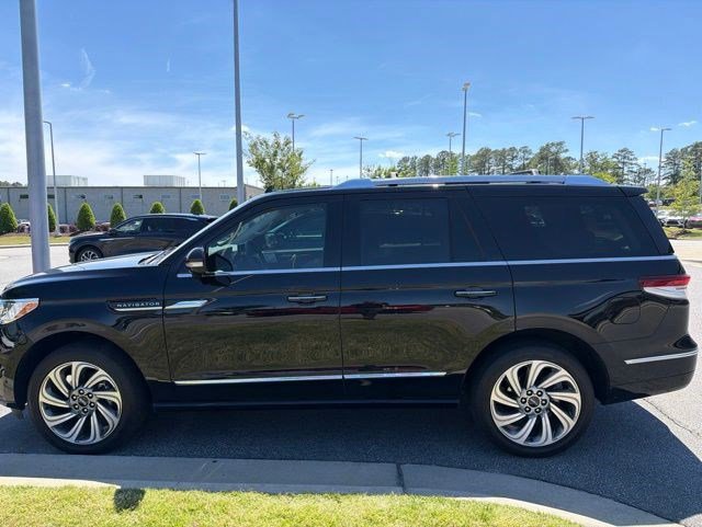 Used 2023 Lincoln Navigator Reserve AWD/4WD image 3