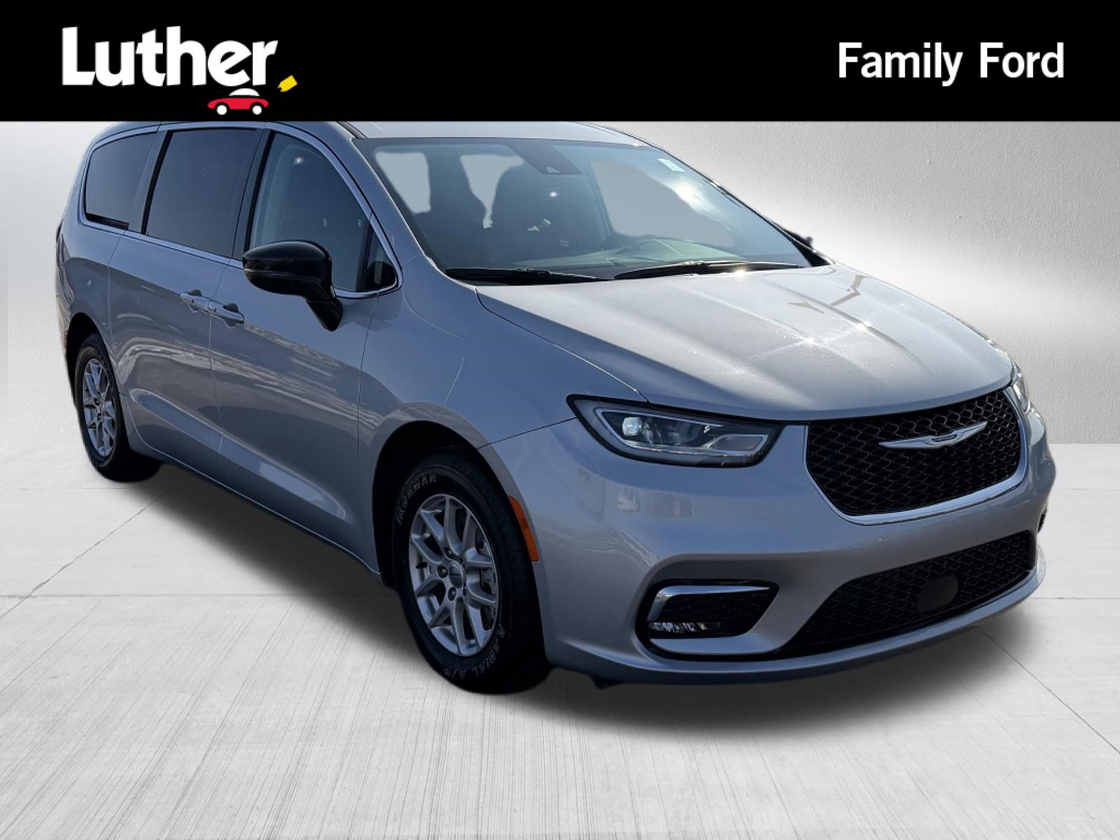 Used 2024 Chrysler Pacifica Touring-L image 1