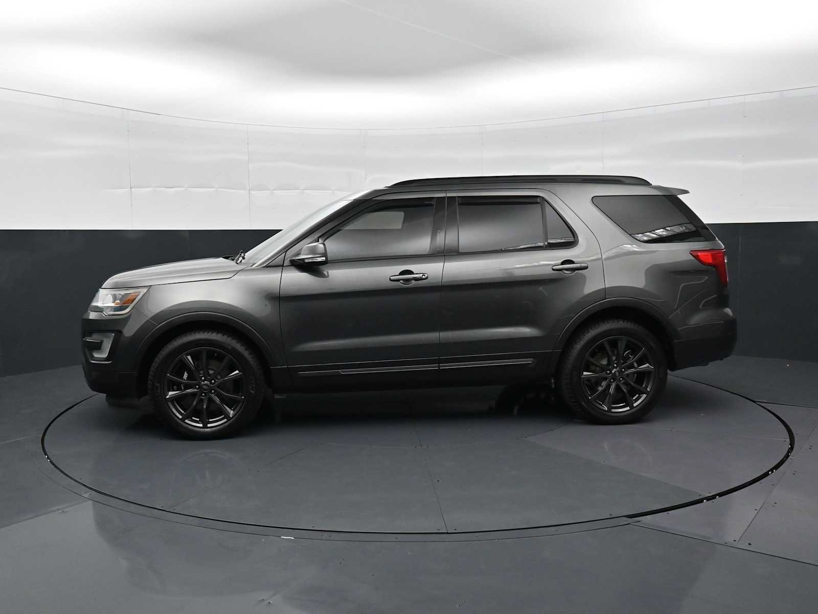 Used 2017 Ford Explorer XLT w/ Equipment Group 202A AWD/4WD image 8