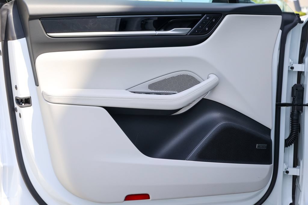 New 2026 Porsche Macan 4 Electric AWD/4WD image 9