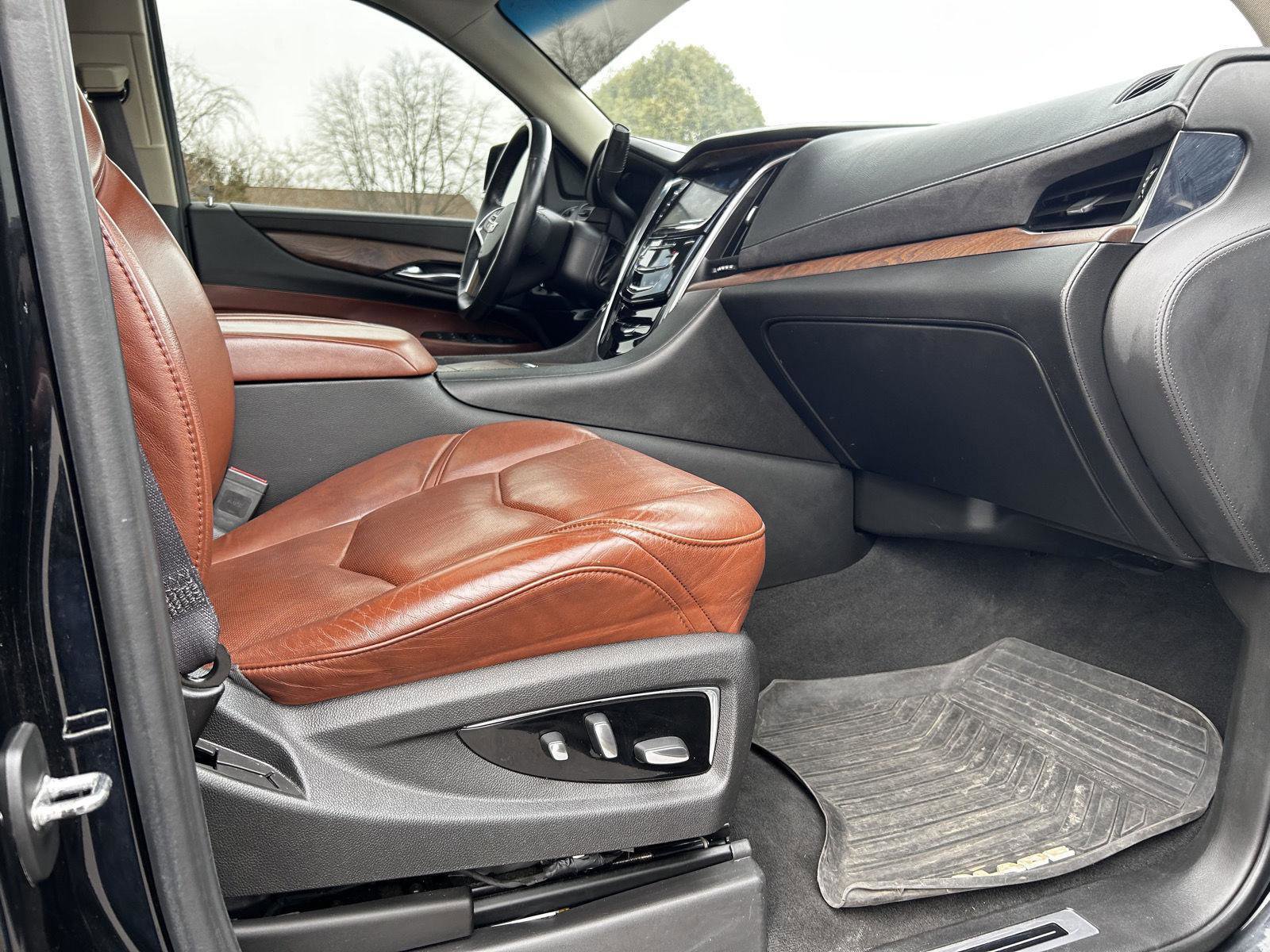 Used 2017 Cadillac Escalade Luxury image 25