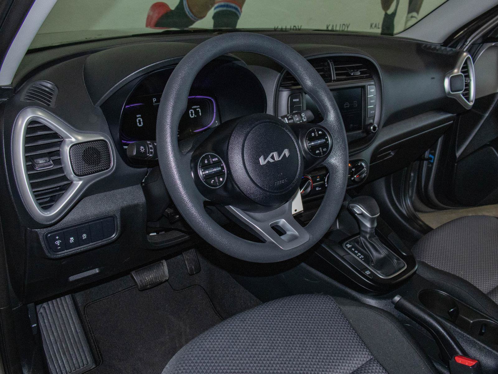 Used 2025 Kia Soul LX w/ LX Technology Package FWD image 5
