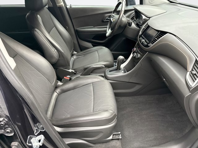 Used 2022 Chevrolet Trax LT w/ LT Convenience Package image 16