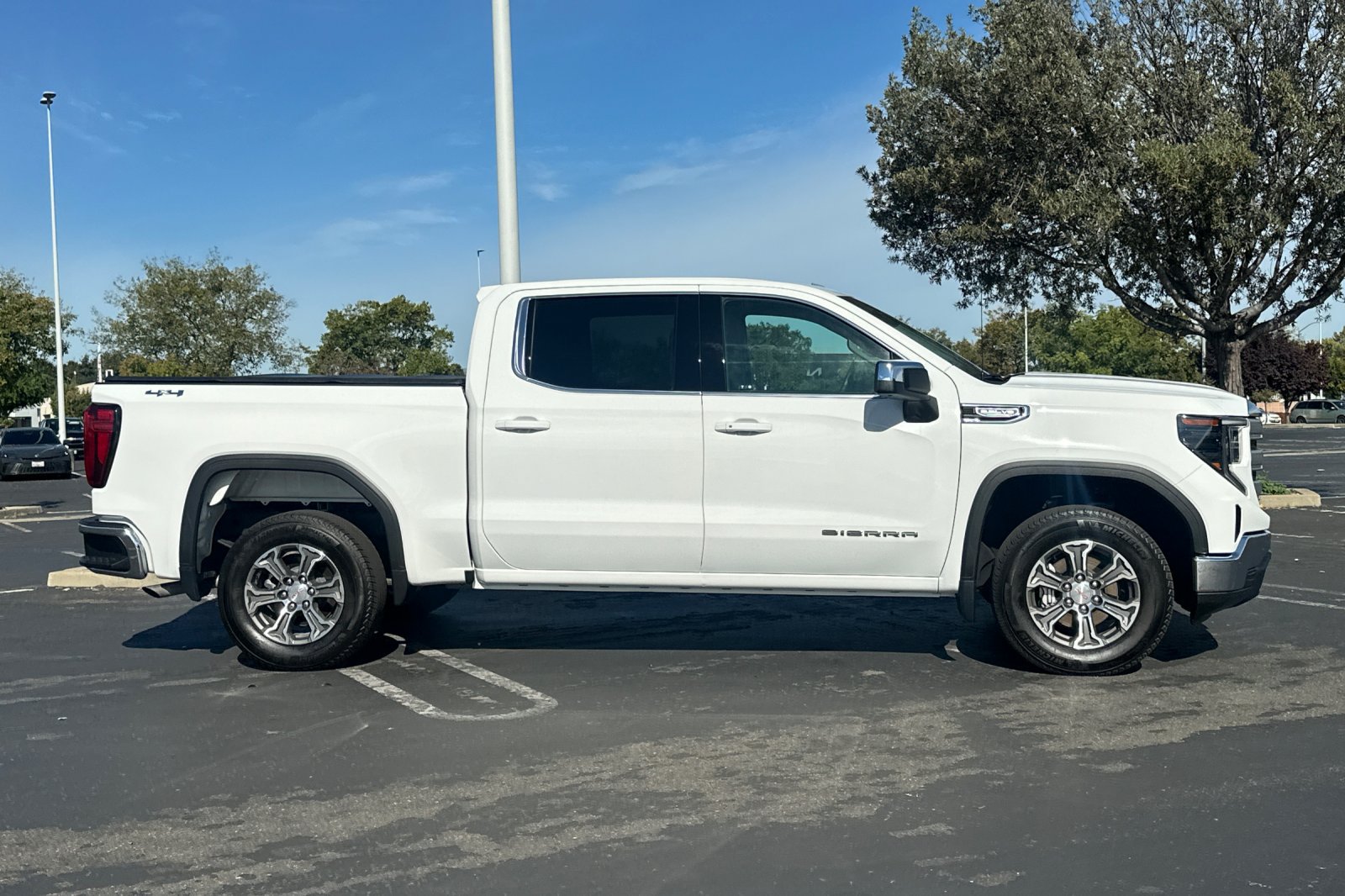 Used 2024 GMC Sierra 1500 SLE AWD/4WD image 3