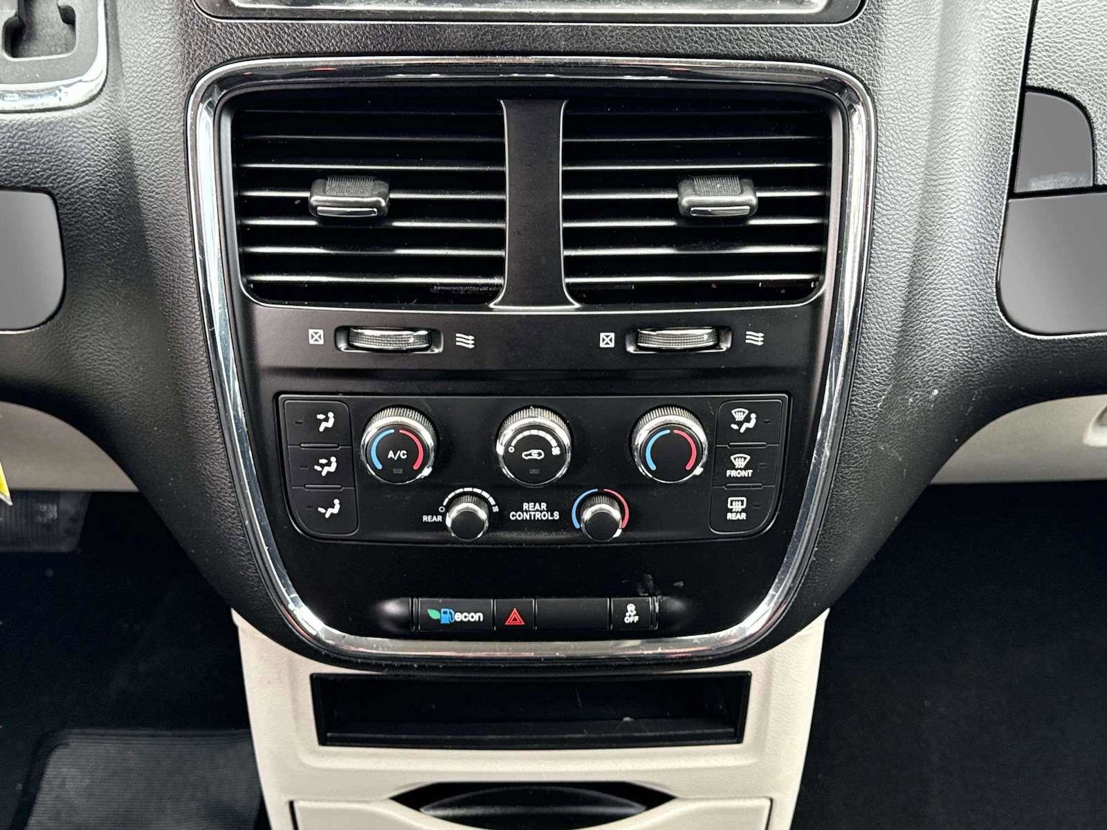 Used 2019 Dodge Grand Caravan SE w/ UConnect Hands-Free Group image 19
