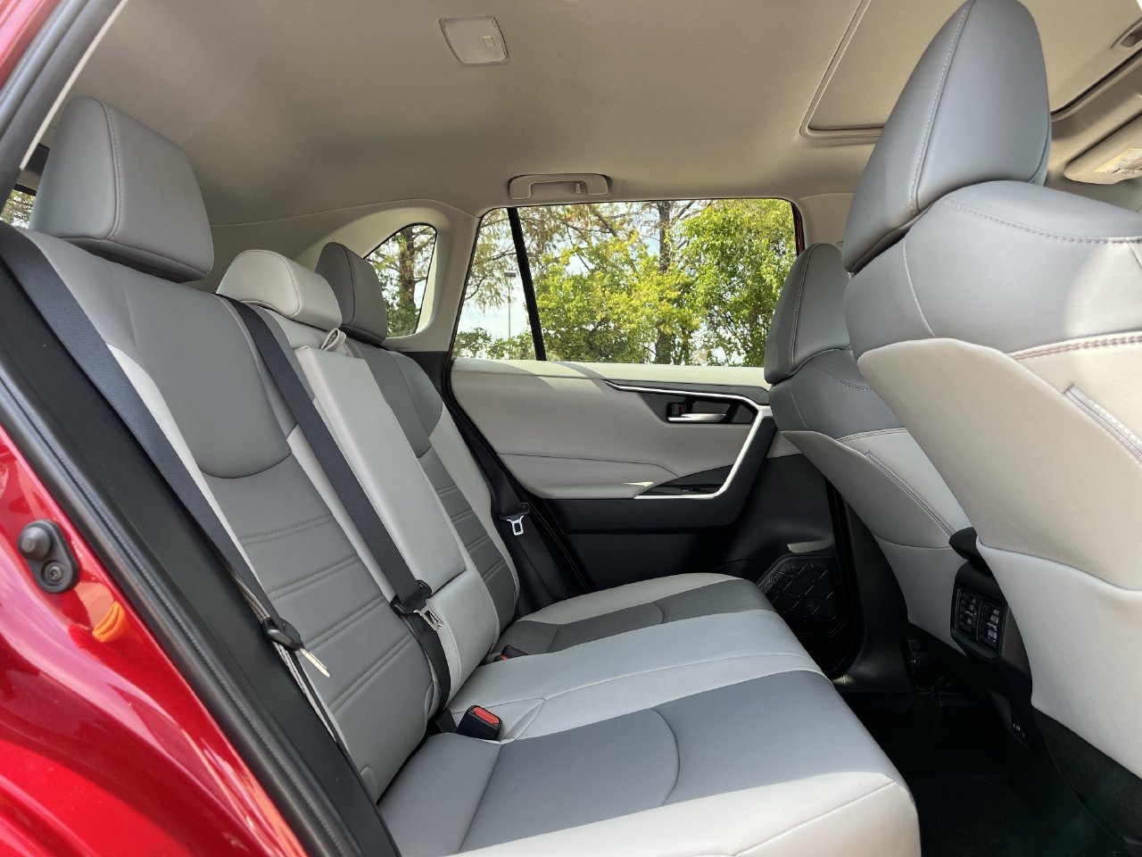 Used 2025 Toyota RAV4 XLE Premium FWD image 28