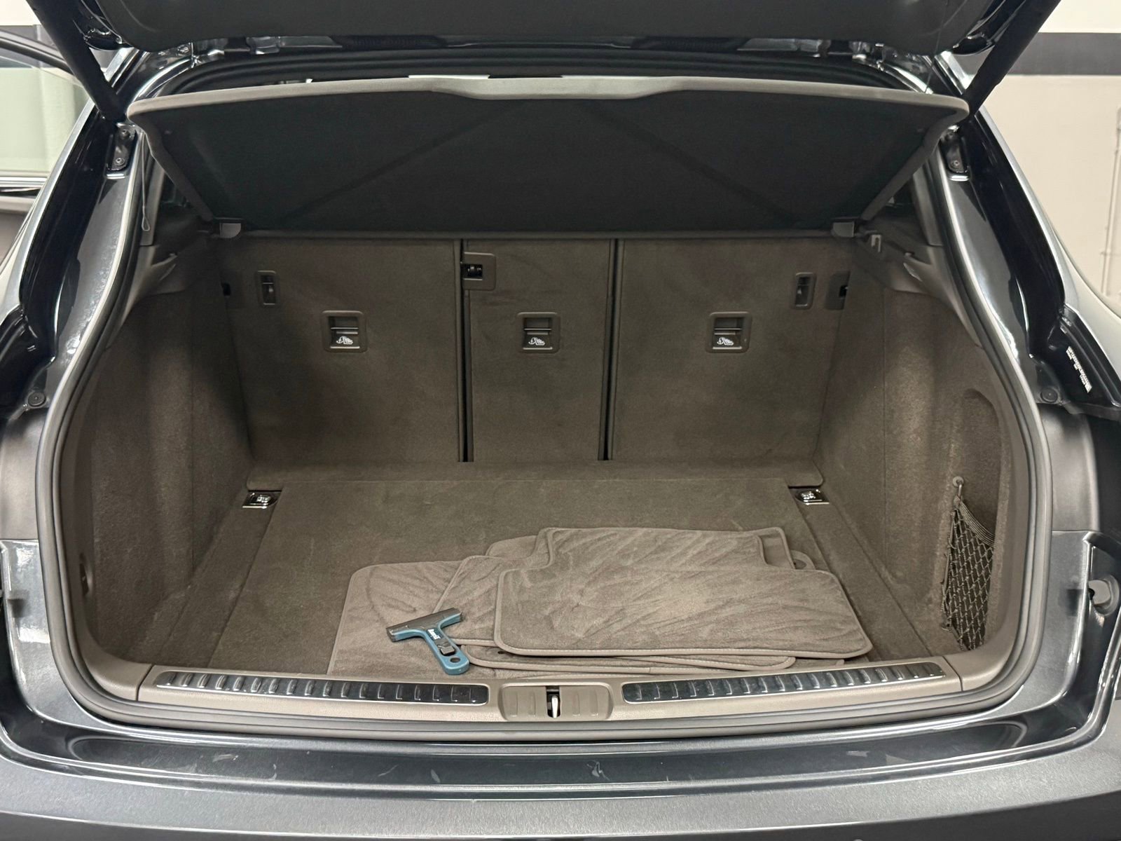 Used 2024 Porsche Macan w/ Premium Plus Package image 14