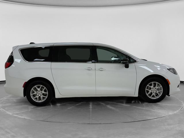 Used 2024 Chrysler Voyager LX FWD image 2