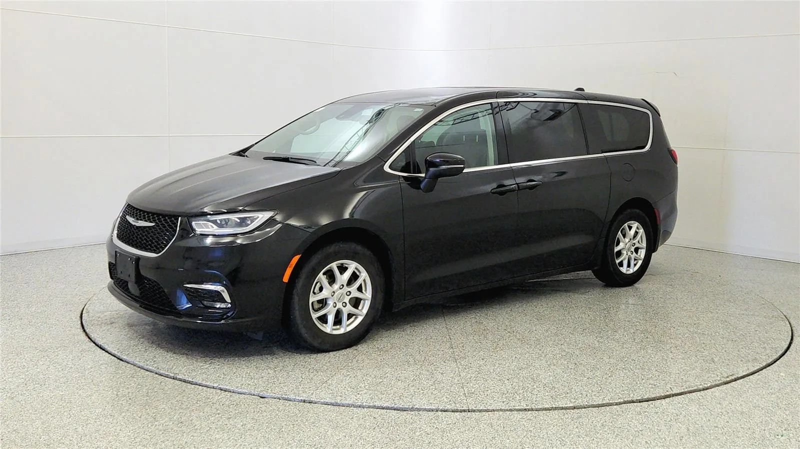 Used 2023 Chrysler Pacifica Touring-L FWD image 3