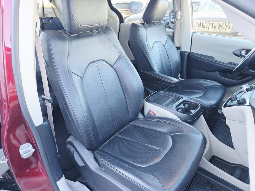 Used 2020 Chrysler Pacifica Touring-L image 17