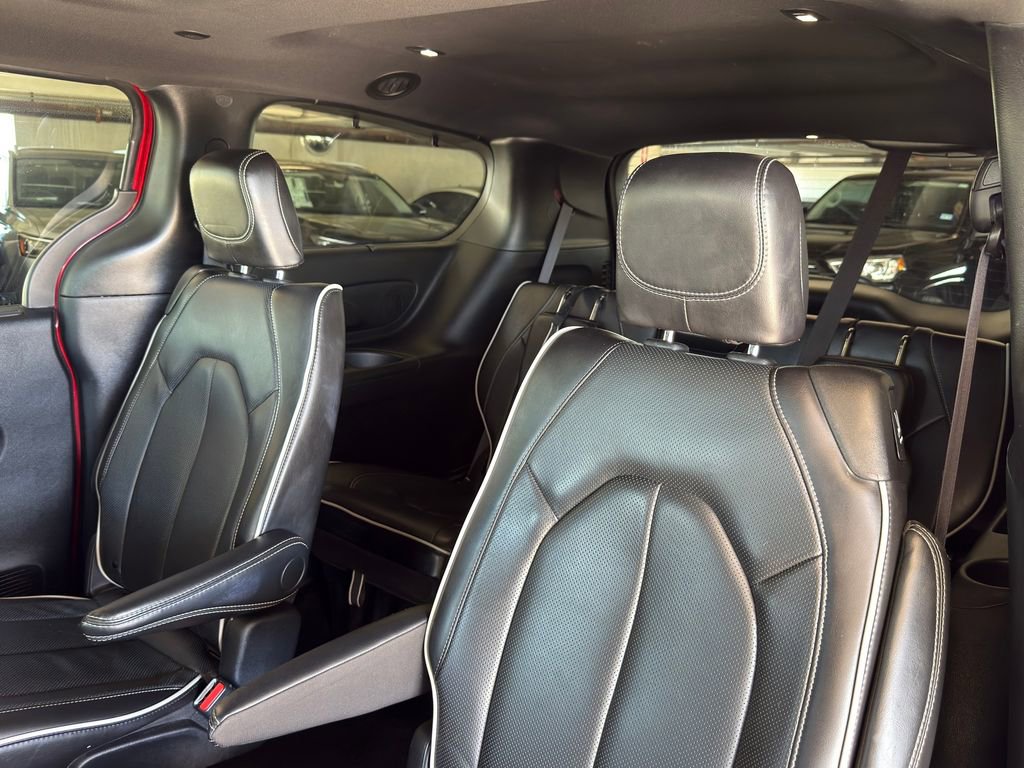 Used 2025 Chrysler Pacifica Limited image 30