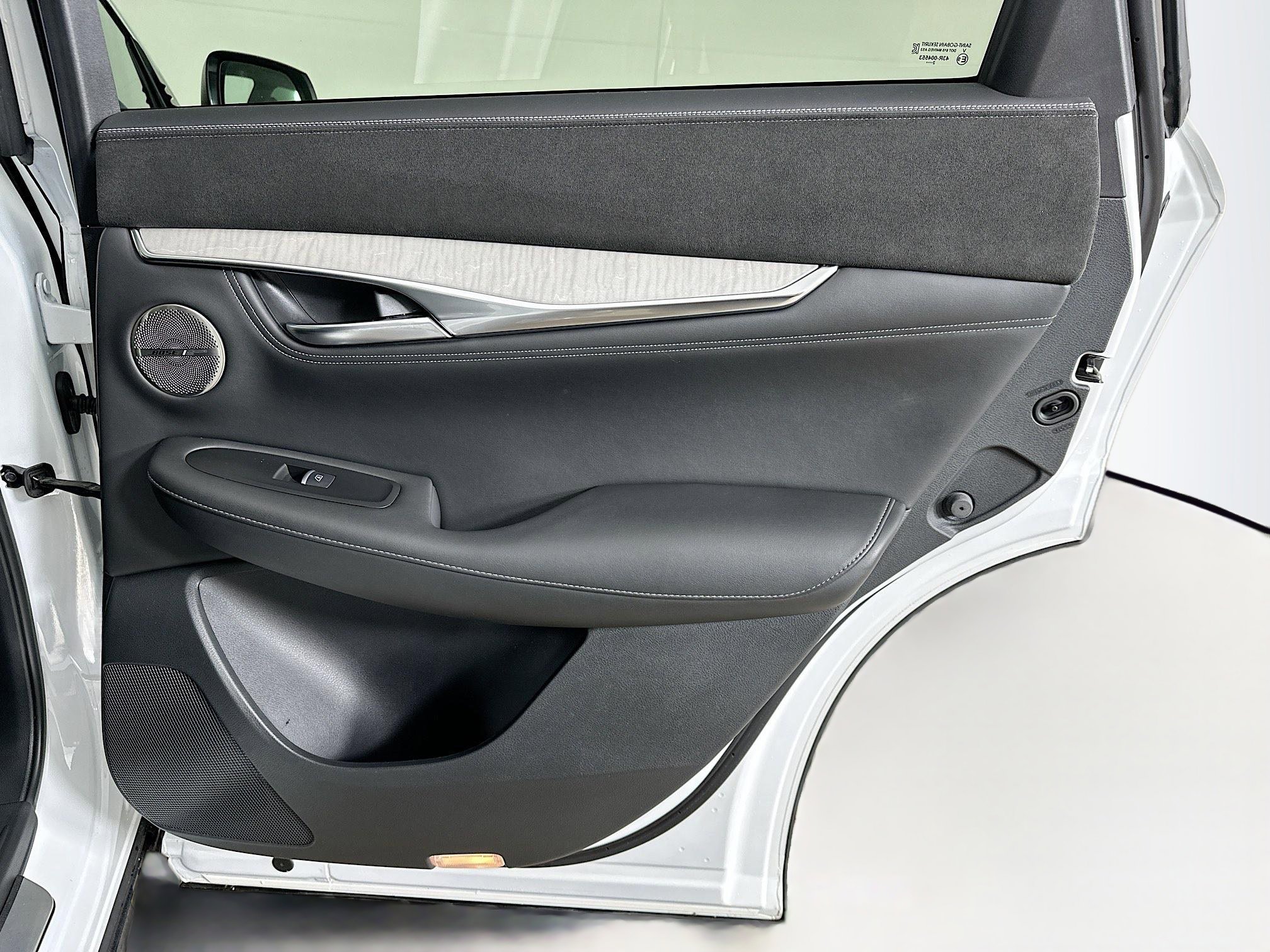 Used 2023 INFINITI QX50 Sensory image 31