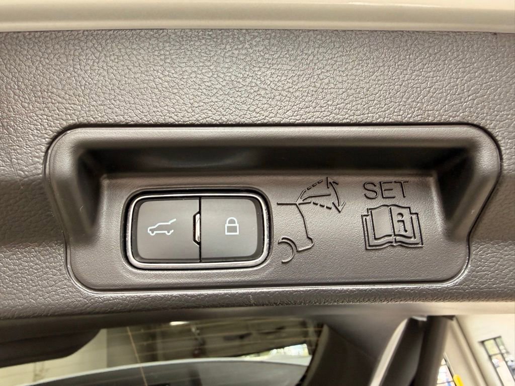 Used 2025 Ford Explorer Platinum AWD/4WD image 11