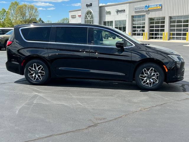 New 2027 Chrysler Pacifica Limited FWD image 50