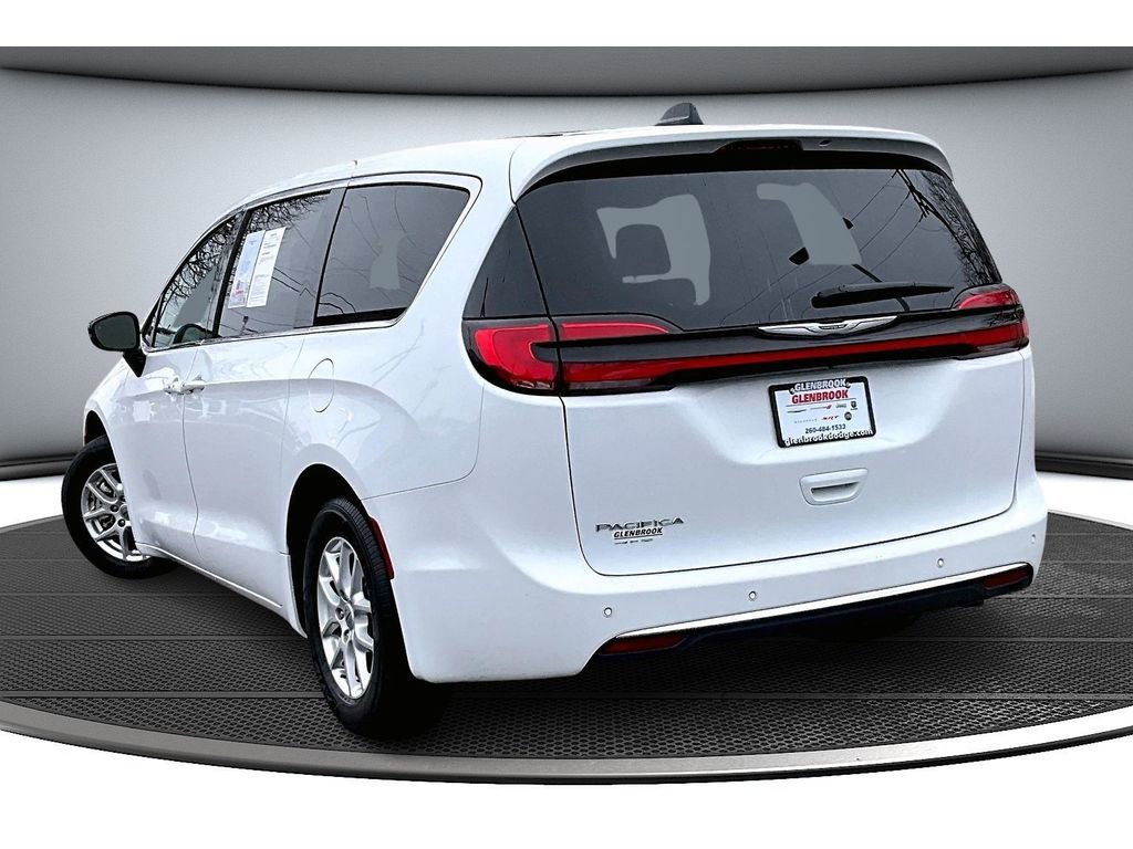 Used 2025 Chrysler Pacifica Select image 2