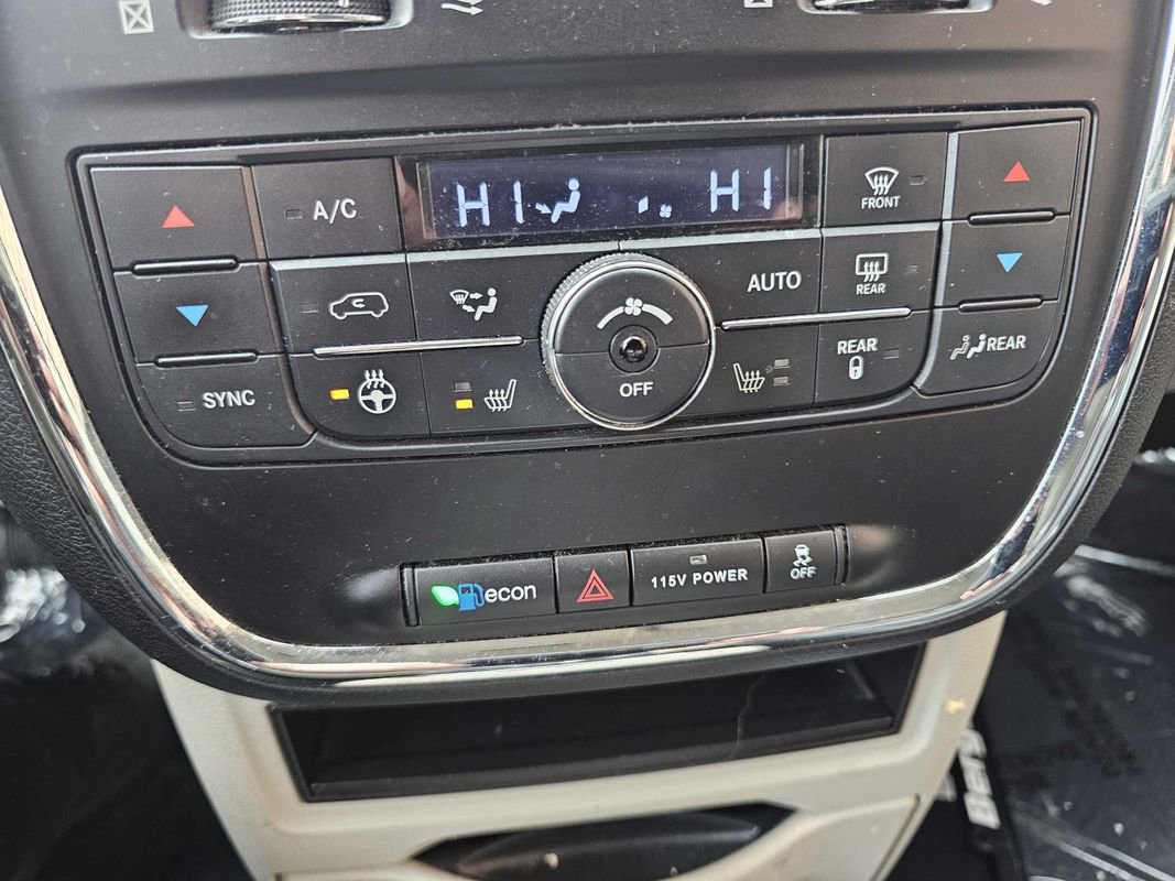 Used 2015 Chrysler Town & Country Touring-L w/ Driver Convenience Group image 19