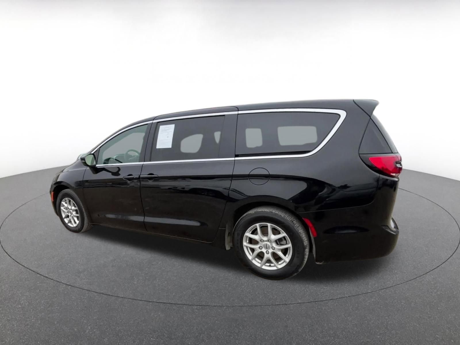 Used 2025 Chrysler Pacifica Select image 10