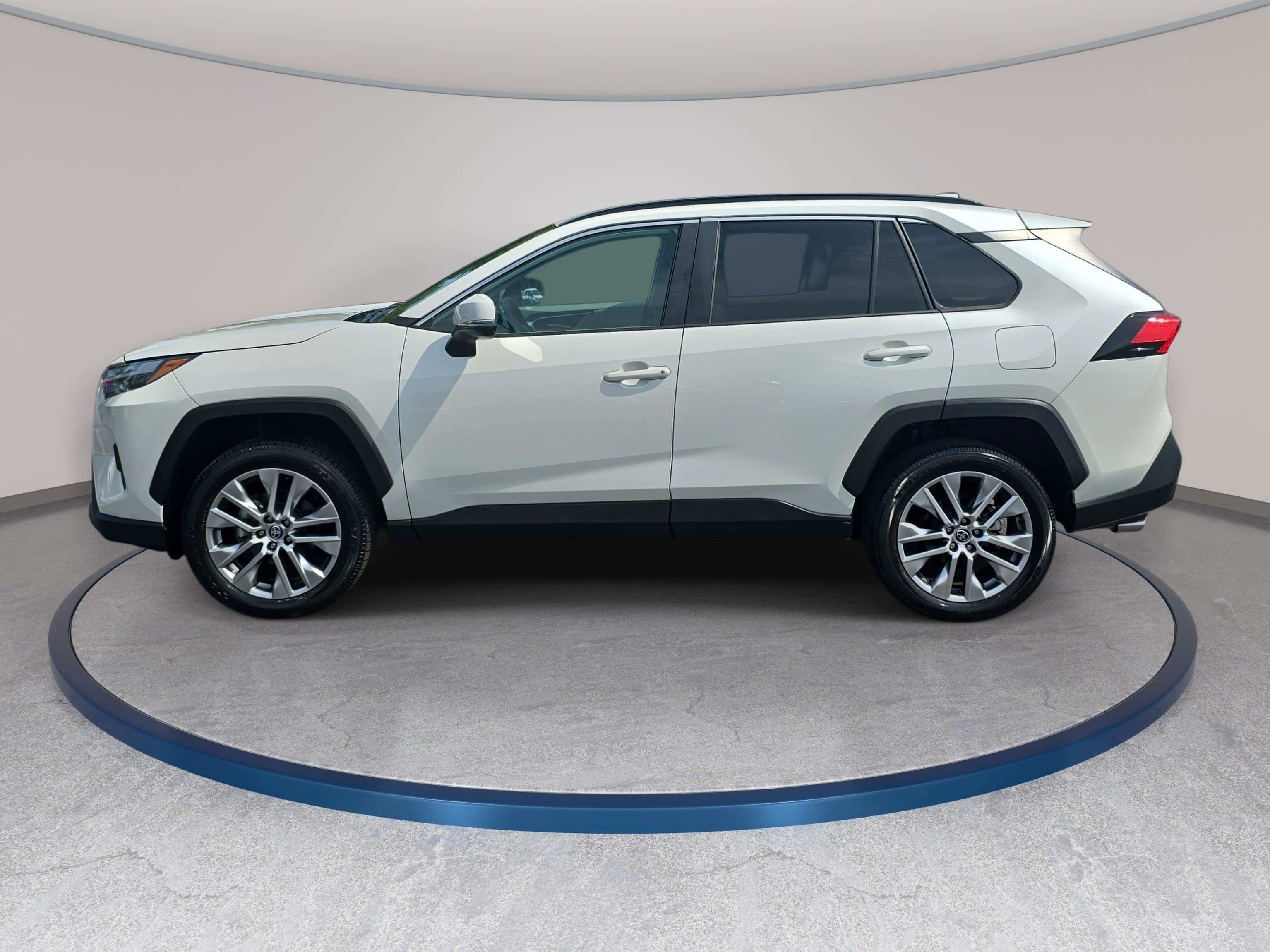 Used 2022 Toyota RAV4 XLE Premium AWD/4WD image 8