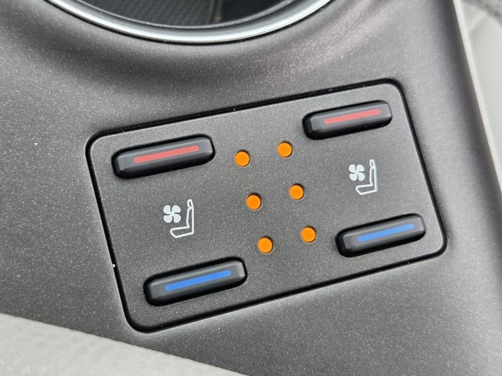 Used 2022 Toyota Camry XLE w/ Navigation Upgrade Package image 19