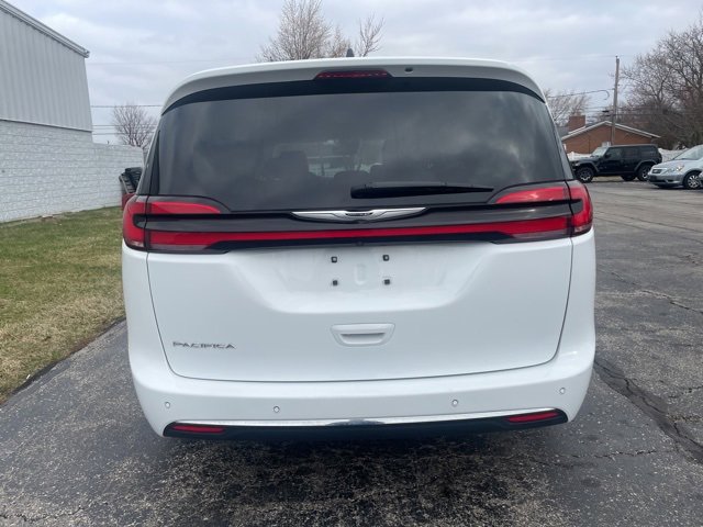 Used 2024 Chrysler Pacifica Touring-L image 6