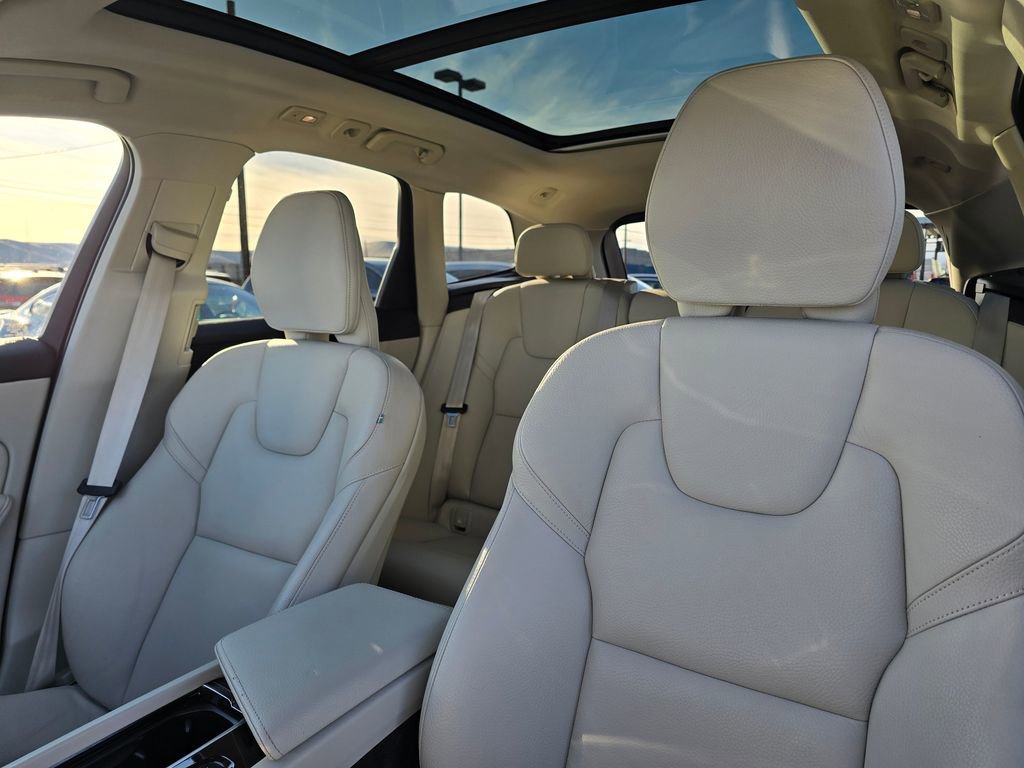 Used 2022 Volvo XC60 B5 Momentum image 23