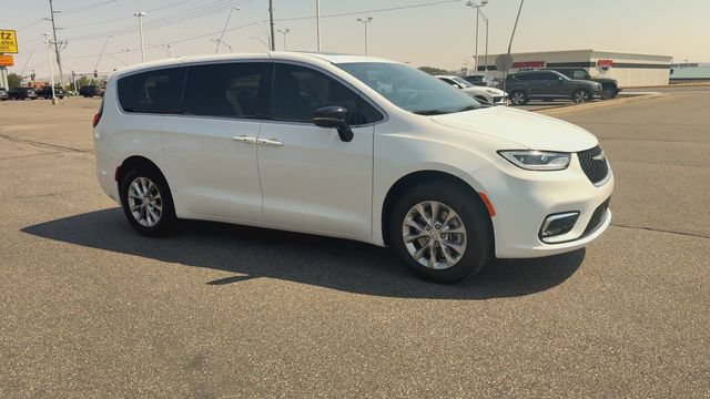 Used 2026 Chrysler Pacifica Limited AWD/4WD image 2