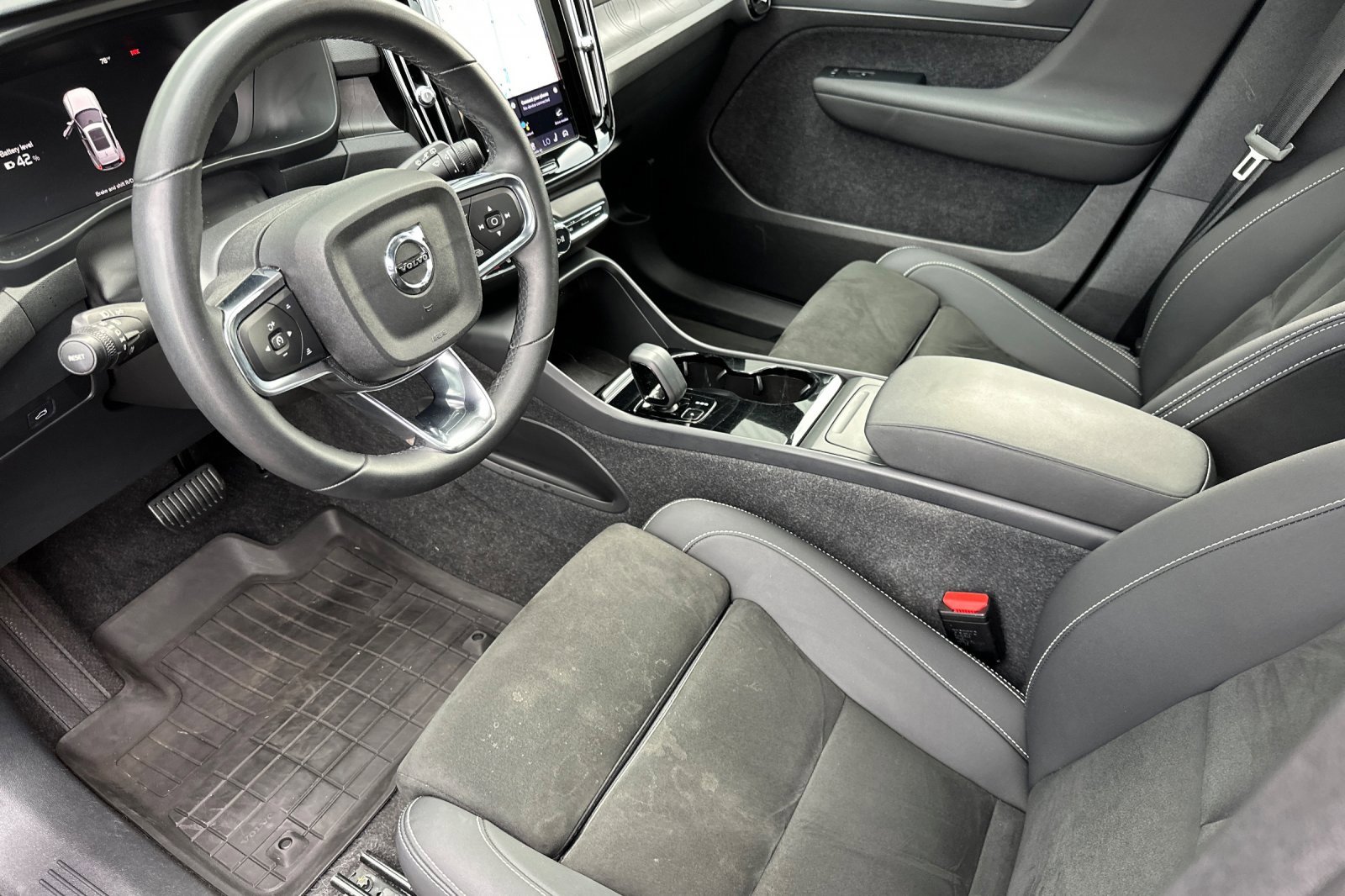 Used 2023 Volvo XC40 Recharge Plus image 9