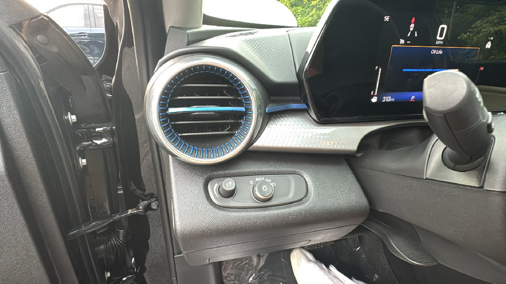 Used 2025 Chevrolet Trax LT FWD image 13