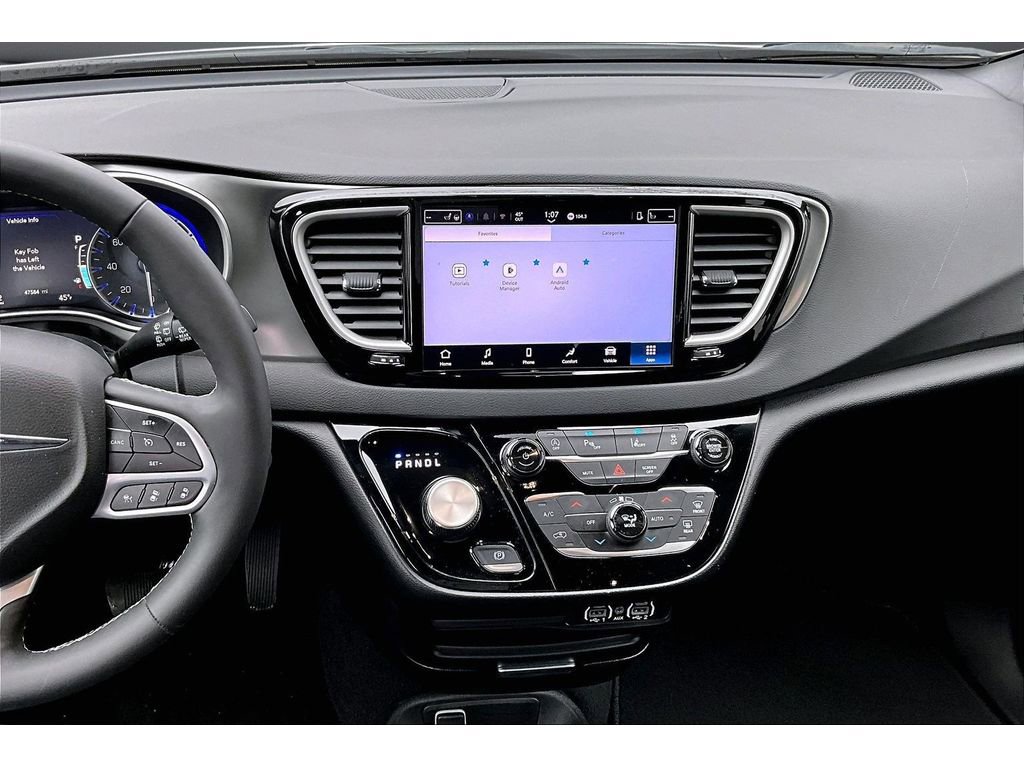 Used 2025 Chrysler Pacifica Select image 7