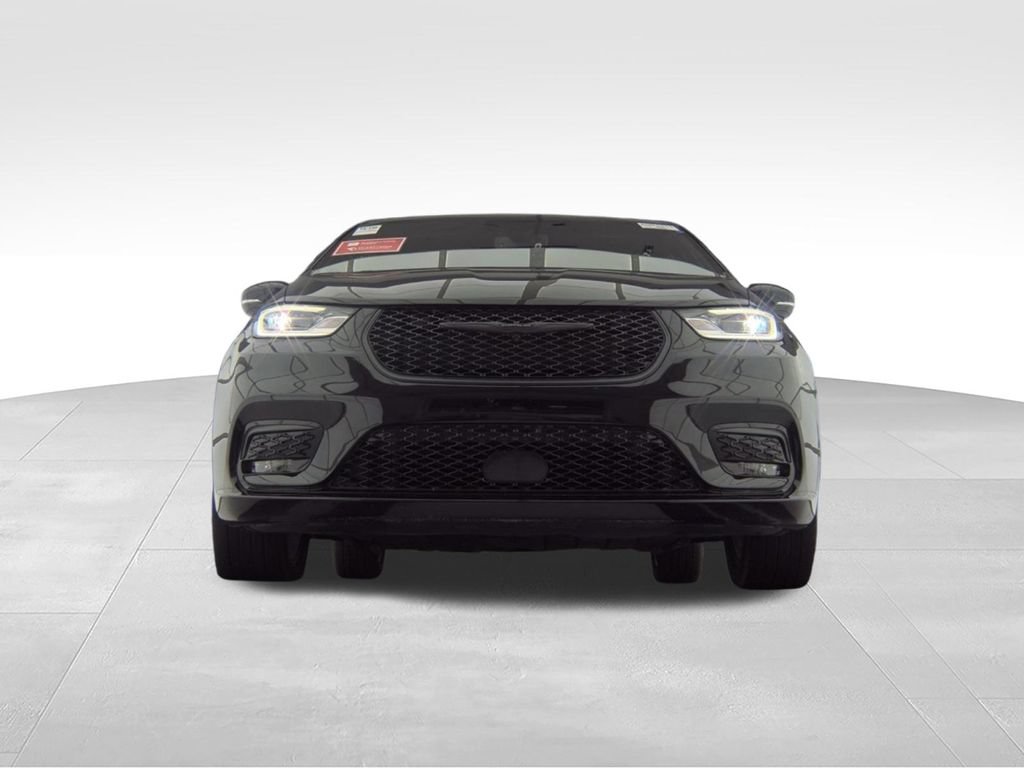 Used 2025 Chrysler Pacifica Limited FWD image 3