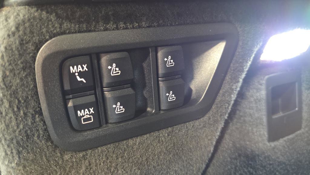 Used 2023 BMW X7 xDrive40i w/ Premium Package image 32