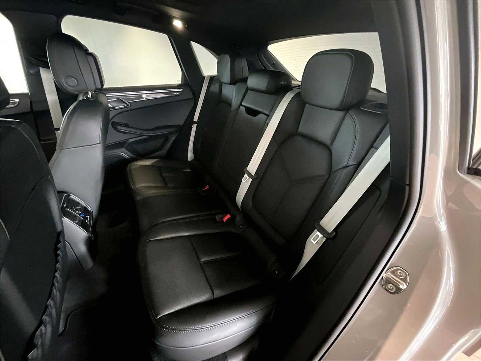 Used 2026 Porsche Macan AWD/4WD image 30