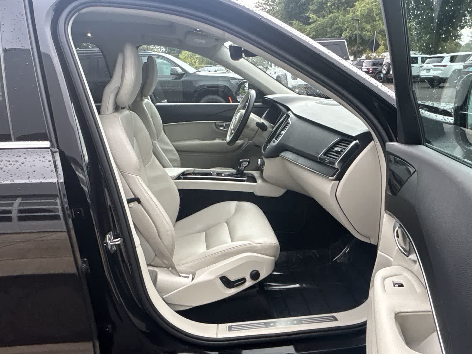 Used 2020 Volvo XC90 T6 Momentum AWD/4WD image 9