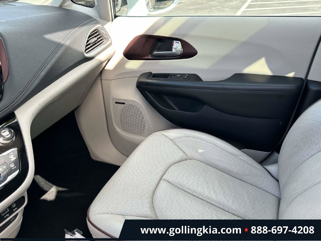 Used 2017 Chrysler Pacifica Limited FWD image 30