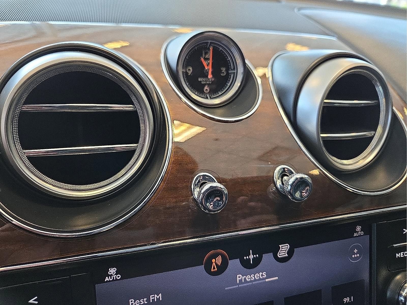 Used 2018 Bentley Bentayga image 16