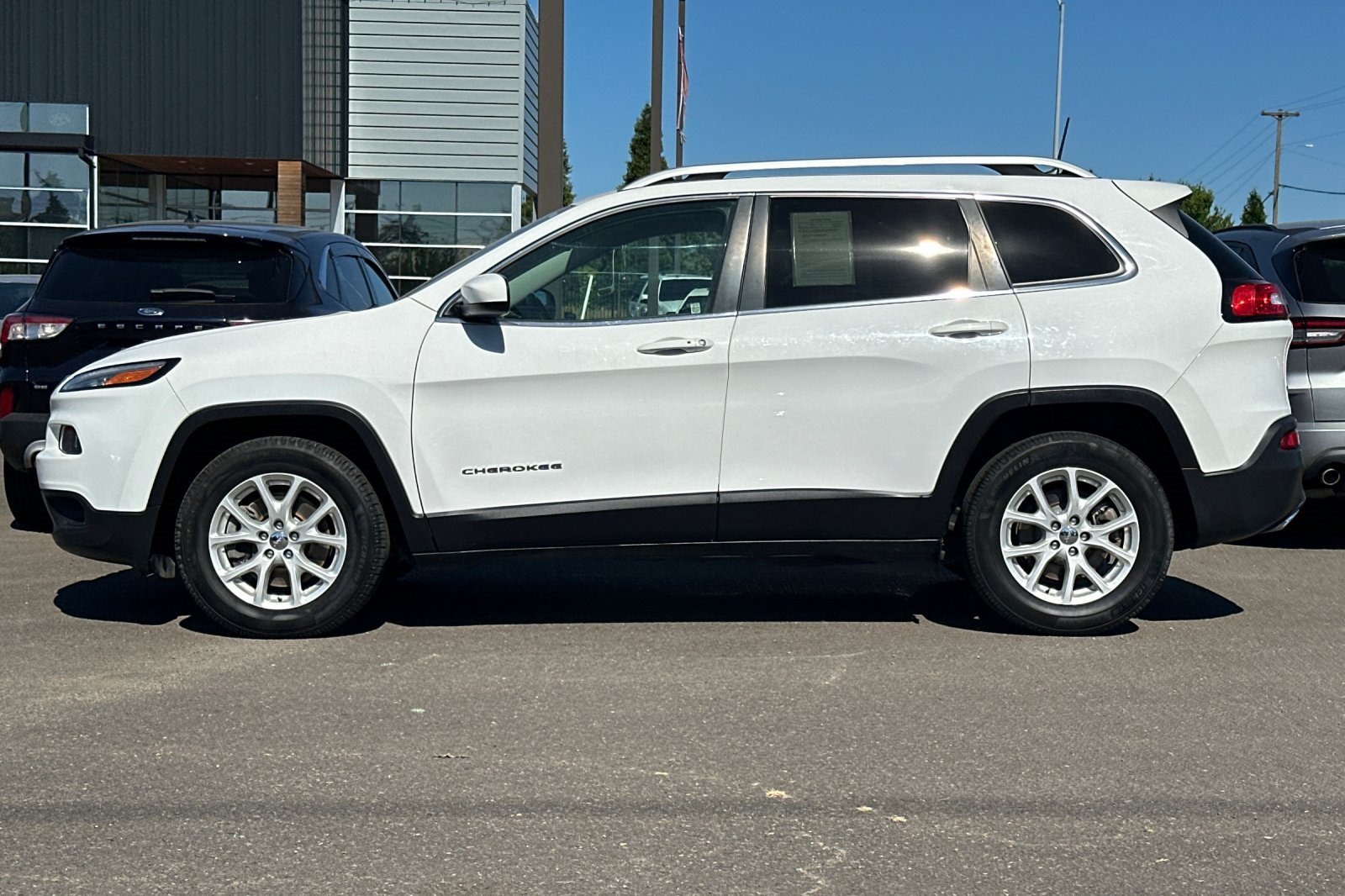 Used 2018 Jeep Cherokee Latitude Plus AWD/4WD image 8
