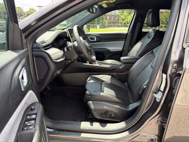 Used 2023 Jeep Compass Latitude AWD/4WD image 13