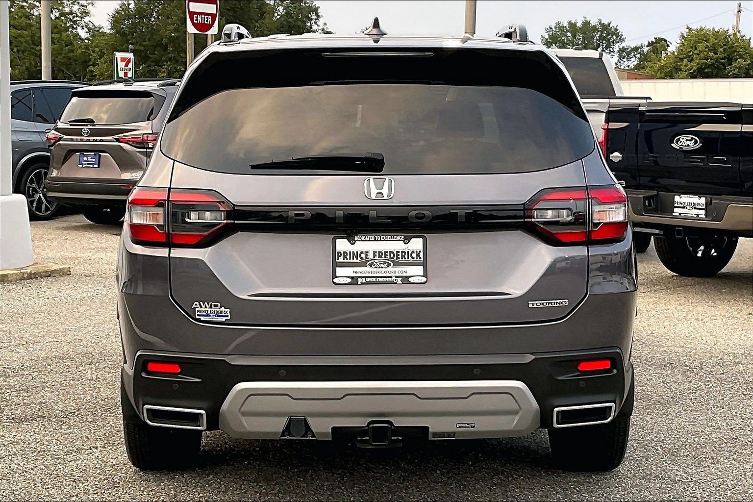 Used 2025 Honda Pilot Touring image 4