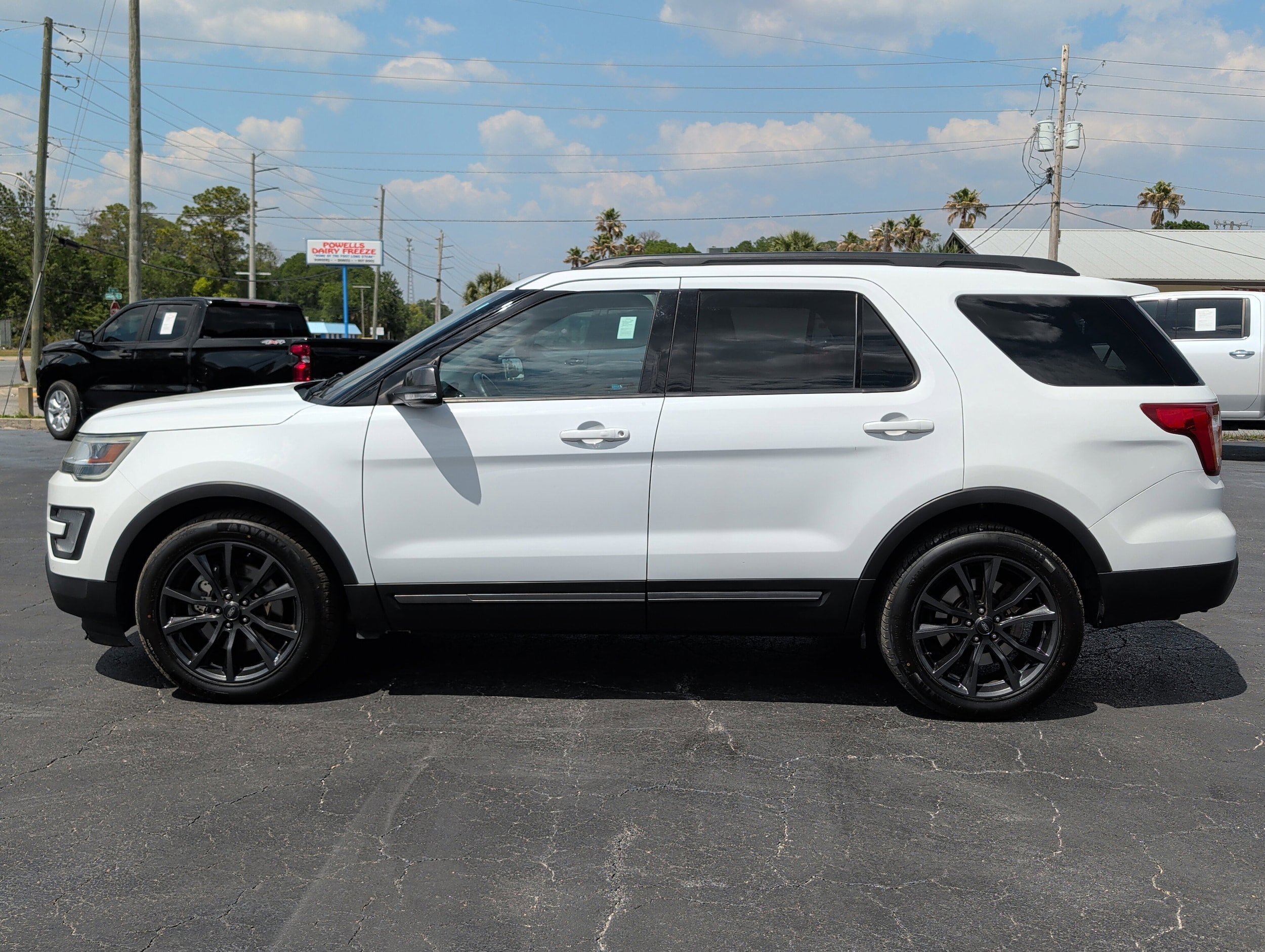 Used 2017 Ford Explorer XLT w/ Equipment Group 202A FWD image 7