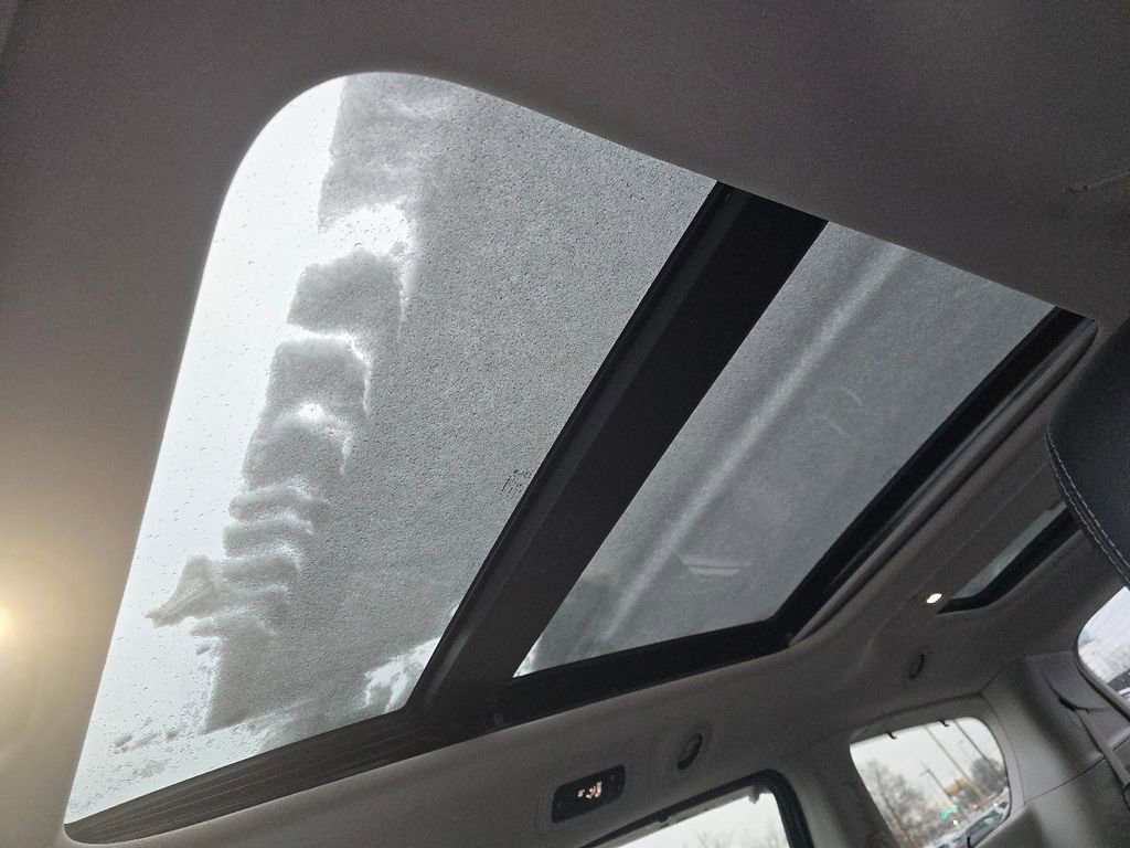 Used 2019 Chrysler Pacifica Limited w/ Tire & Wheel Group image 3