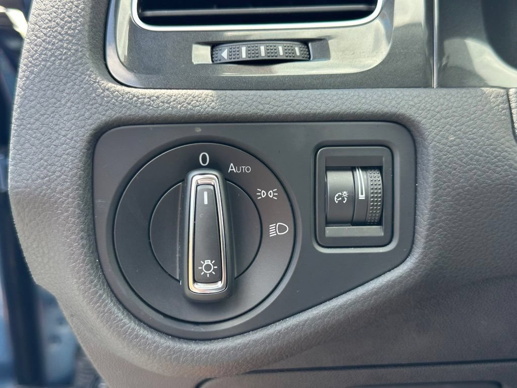 Used 2018 Volkswagen Golf S FWD image 29