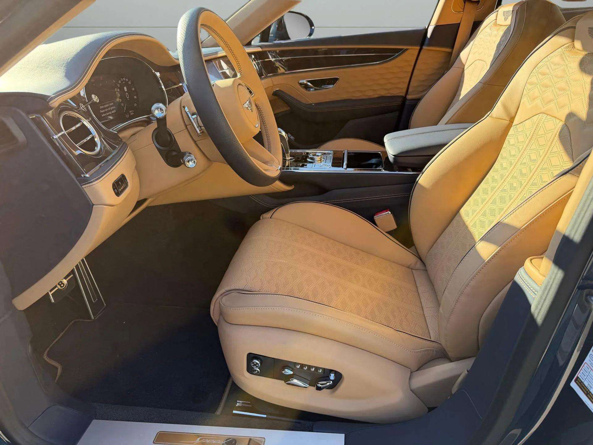 Used 2025 Bentley Flying Spur Plug-In Hybrid AWD/4WD image 29