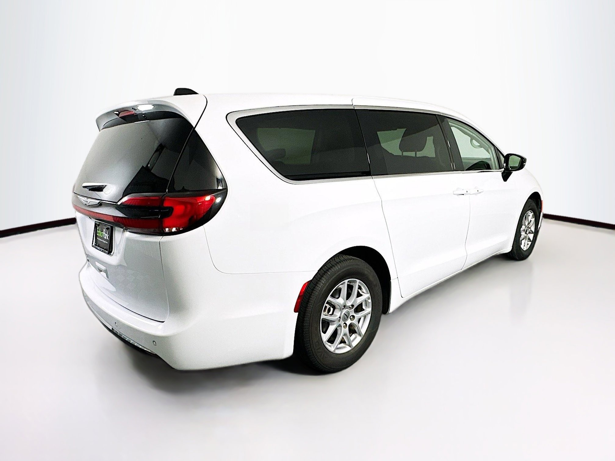 Used 2024 Chrysler Pacifica Touring-L image 9